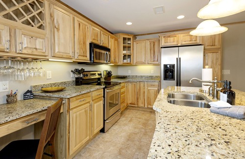Arkdale Condominio | Luxury Lakeside living at Northern Bay Resort. Houses 13 with Exclusive BunkRoom