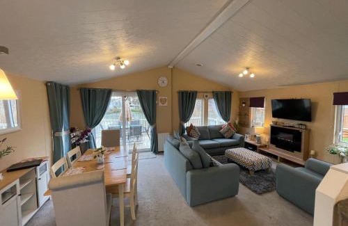 Tattershall Casa | Luxury Lakeside Lodge L2 with Hot tub situated at Tattershall Lakes Country Park