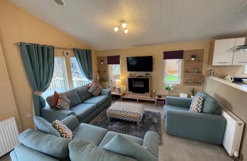 Tattershall Casa | Luxury Lakeside Lodge L2 with Hot tub situated at Tattershall Lakes Country Park