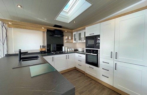 Lockerbie Casa | Luxury Lakeside Lodge with HTub Beautiful Views Pass the Keys