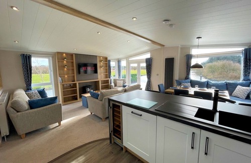 Lockerbie Casa | Luxury Lakeside Lodge with HTub Beautiful Views Pass the Keys