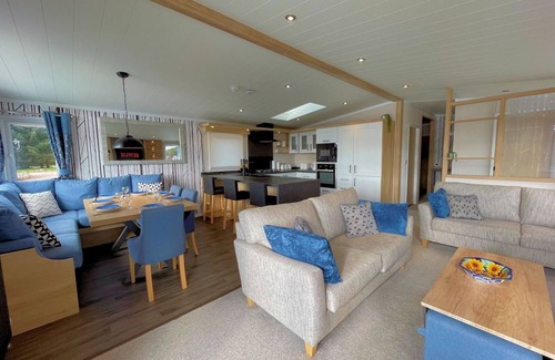 Lockerbie Casa | Luxury Lakeside Lodge with HTub Beautiful Views Pass the Keys