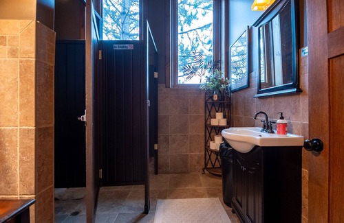 Minocqua Cabina | Luxury Lakeside Penthouse Lodge with Boatslip and Bunk Room!