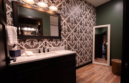 Minocqua Cabina | Luxury Lakeside Penthouse Lodge with Boatslip and Bunk Room!
