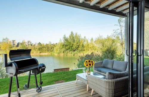 Cirencester Casa | Luxury lakeside property with spa access ML44