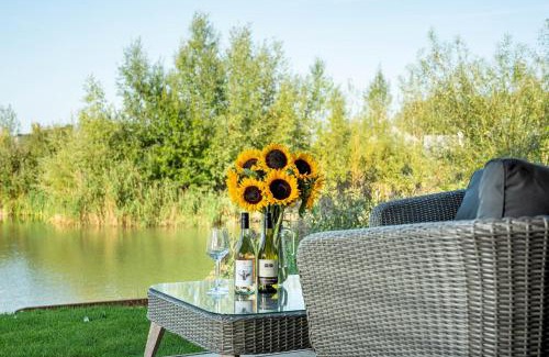 Cirencester Casa | Luxury lakeside property with spa access ML44