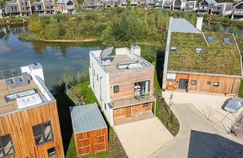 Cirencester Casa | Luxury lakeside property with spa access ML44