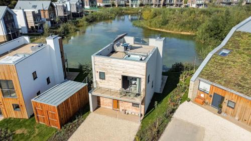 Cirencester Casa | Luxury lakeside property with spa access ML44