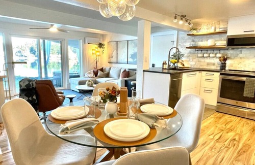 East Olympia Casa | Luxury Lakeside Retreat-S'mores Hot tub Watersports
