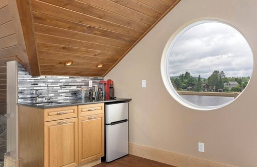Kearney Cabaña | Luxury Lakeview Dream Cottage with Hot Tub