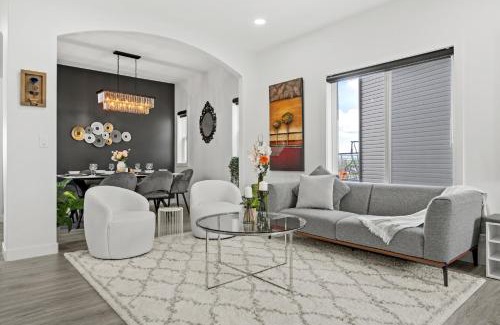 Kincora Casa | LUXURY LAKEVIEW HOME - 2500sqft of private space with 5 Beds, 4 Bath, 2 Living Rooms, Kitchen, AC, Jacuzzi, 10 Guests Max, Basement Not Included, 18-min to Airport, 20-min to Downtown, 80-min to Banff