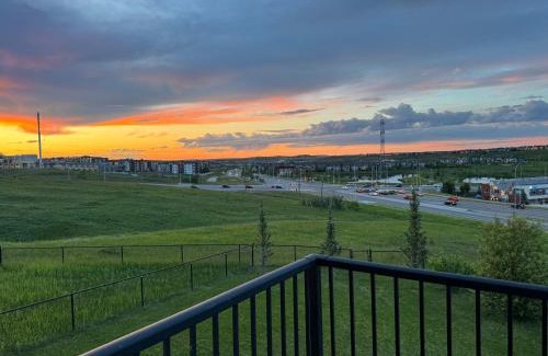Kincora Casa | LUXURY LAKEVIEW HOME - 2500sqft of private space with 5 Beds, 4 Bath, 2 Living Rooms, Kitchen, AC, Jacuzzi, 10 Guests Max, Basement Not Included, 18-min to Airport, 20-min to Downtown, 80-min to Banff