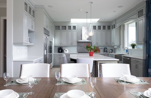 Surrey Casa | Luxury Lakeview Retreat – Morgan Creek Golf Stay