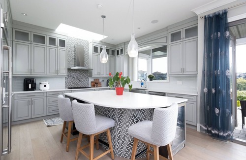 Surrey Casa | Luxury Lakeview Retreat – Morgan Creek Golf Stay