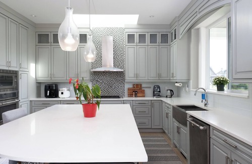 Surrey Casa | Luxury Lakeview Retreat – Morgan Creek Golf Stay