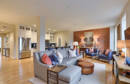 Lancaster Condominio | Luxury Lancaster Downtown Condo - 3 blocks from Central Market!