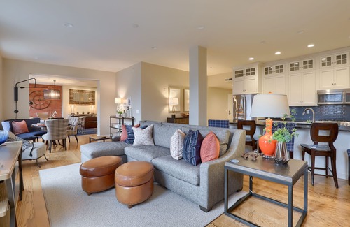 Lancaster Condominio | Luxury Lancaster Downtown Condo - 3 blocks from Central Market!
