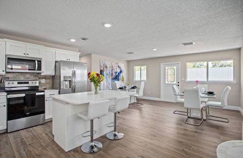 Cocoa Casa | Luxury Large Group 5BR/3BA Oasis