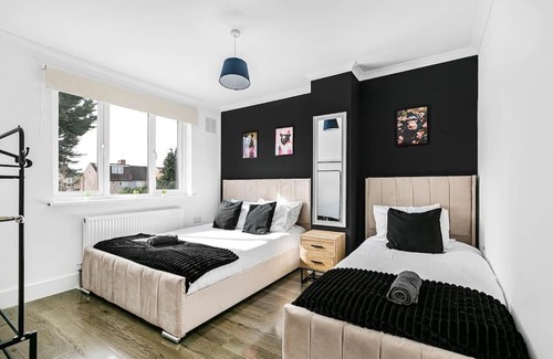 London Borough of Hounslow Casa | Luxury Large House With Games Room Sleeps Up to 12