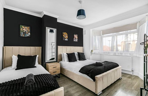 London Borough of Hounslow Casa | Luxury Large House With Games Room Sleeps Up to 12
