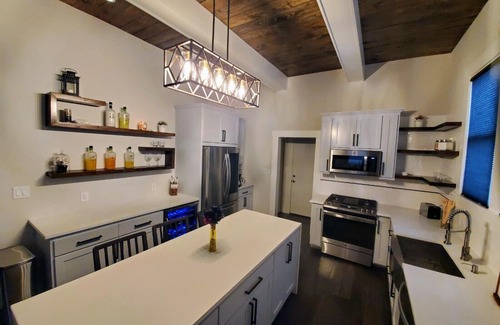 Southtown Casa | Luxury Lavaca Historic Downtown SA walk to Hemisfair, conventions, Riverwalk