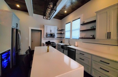 Southtown Casa | Luxury Lavaca Historic Downtown SA walk to Hemisfair, conventions, Riverwalk