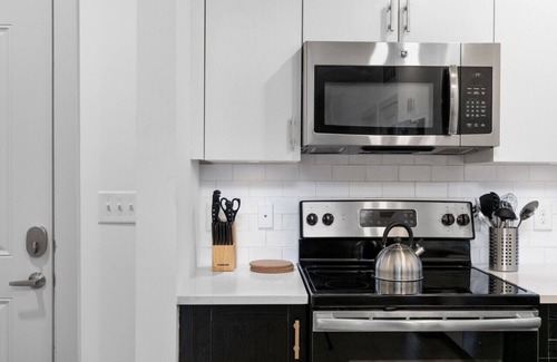 Forest Park Condominio | ~ Luxury Living: 2BR near Downtown Spots! ~