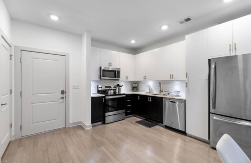Forest Park Condominio | ~ Luxury Living: 2BR near Downtown Spots! ~