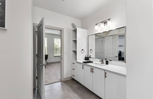 Forest Park Condominio | ~ Luxury Living: 2BR near Downtown Spots! ~