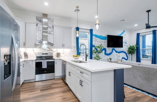 Tulane - Gravier Casa | Luxury Living: 3BR, 2.5BA Home. Gated Backyard, BBQ, Parking - Near Superdome and Canal Streetcar