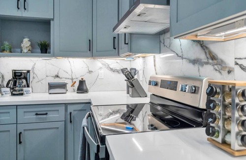 Tulane - Gravier Casa | Luxury Living: 3BR, 2.5BA Home. Gated Backyard, BBQ, Parking - Near Superdome and Canal Streetcar