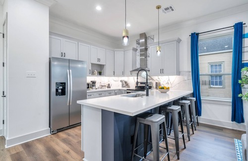 Tulane - Gravier Casa | Luxury Living: 3BR, 2.5BA Home. Gated Backyard, BBQ, Parking - Near Superdome and Canal Streetcar