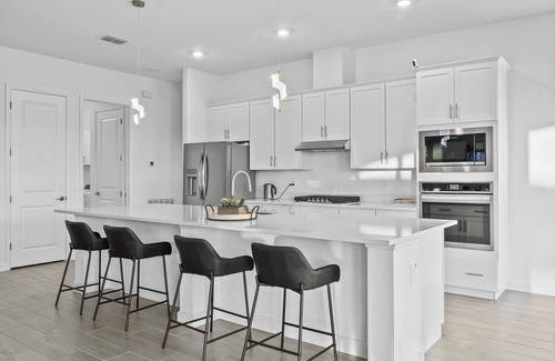 Braden River Casa | Luxury living in a gorgeous modern rental with access to Pool, Gym and more.