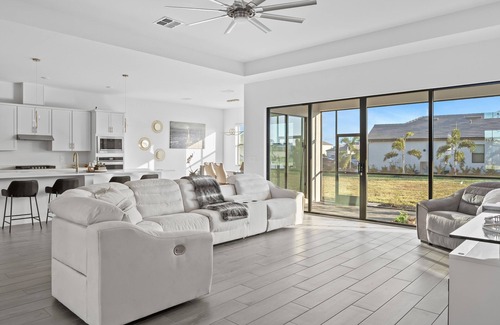 Braden River Casa | Luxury living in a gorgeous modern rental with access to Pool, Gym and more.