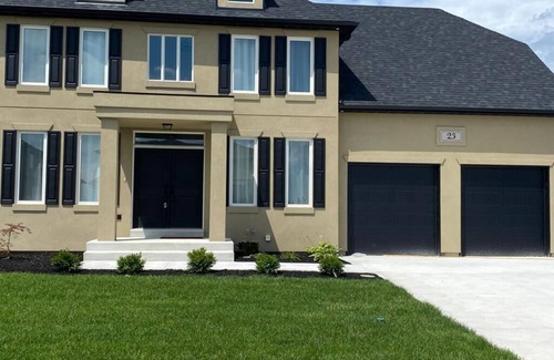 Cottam Casa | Luxury Living in a serene neighborhood, perfect for vacation & Corporate getaway