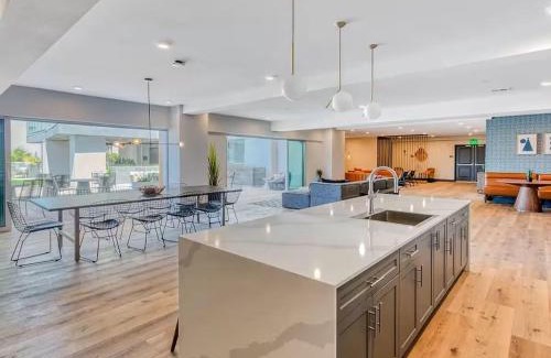 North Park Apartamento | Luxury Living in N Park, 2BR, King Beds, Parking