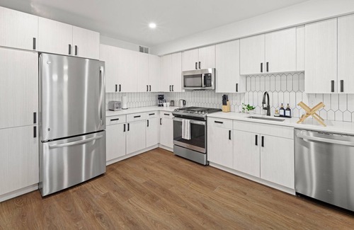 Pentagon City Apartamento | Luxury Living mins to DC, Close to Metro, Amazon & Free Parking