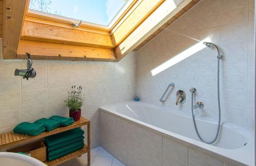 Vorderegg Apartamento | Luxury Living near Weissensee +Balcony +Netflix