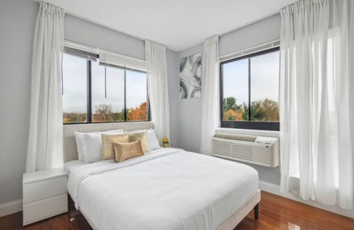 Southeast Yonkers Apartamento | Luxury Living NYC! Gym+FreeParking+GameRoom+Deck!
