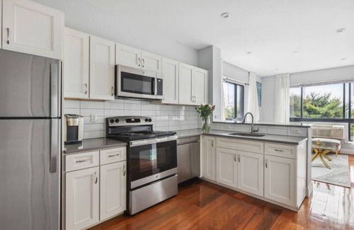 Southeast Yonkers Apartamento | Luxury Living NYC! Gym+FreeParking+GameRoom+Deck!