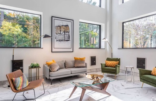 Southeast Yonkers Apartamento | Luxury Living NYC! Gym+FreeParking+GameRoom+Deck!