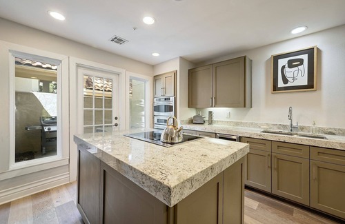 St. Tropez Condominio | Luxury Living on Lake Austin- Monthly Furnished Rental