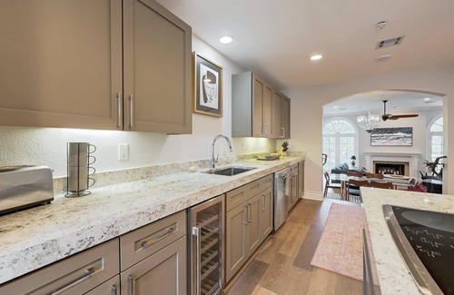 St. Tropez Condominio | Luxury Living on Lake Austin- Monthly Furnished Rental
