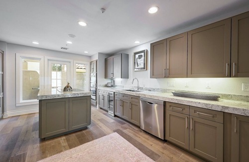 St. Tropez Condominio | Luxury Living on Lake Austin- Monthly Furnished Rental