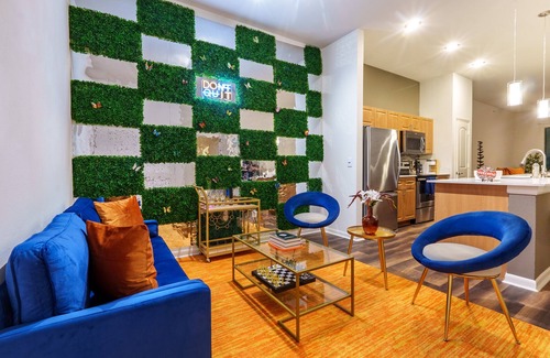 North Burnet Apartamento | Luxury Living Steps from The Domain: Austin's Premier Shopping Haven!