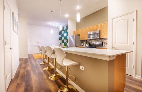 North Burnet Apartamento | Luxury Living Steps from The Domain: Austin's Premier Shopping Haven!