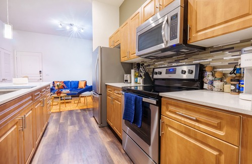 North Burnet Apartamento | Luxury Living Steps from The Domain: Austin's Premier Shopping Haven!