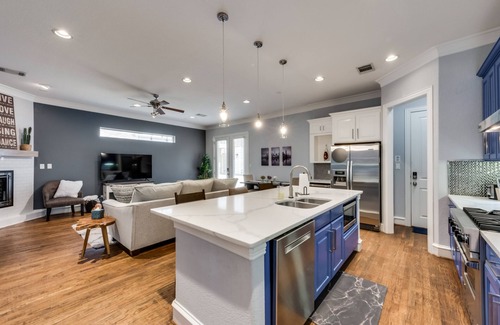 Knox - Henderson Casa | Luxury Living - Uptown Dallas - Sleeps 8!