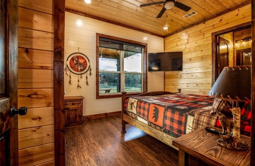 Broken Bow Cabina | Luxury Lodge for 40 Guests Covered Event Patio Lakeside Escape on 70 Acres