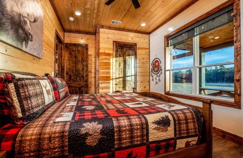 Broken Bow Cabina | Luxury Lodge for 40 Guests Covered Event Patio Lakeside Escape on 70 Acres